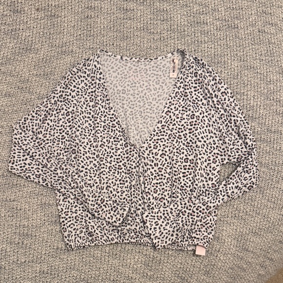 Victoria's Secret Sweaters - Victoria’s Secret Leopard Print Lightweight Cardigan Top Size Small NWT